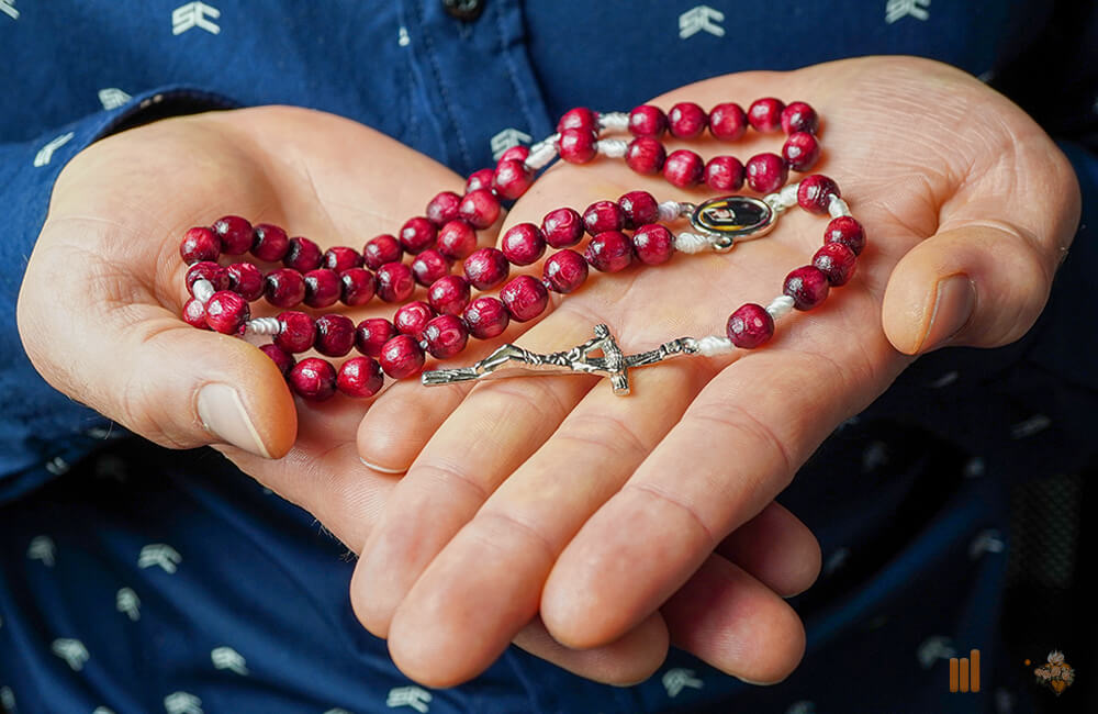 Roter Rosenkranz der heiligen Faustyna inklusive einer Reliquie (11)