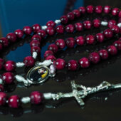 Roter Rosenkranz aus dem Heiligtum der heiligen Faustyna Kowalska inklusive einer Reliquie ihres Gewandes. - Image 10