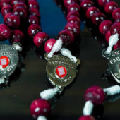 Roter Rosenkranz aus dem Heiligtum der heiligen Faustyna Kowalska inklusive einer Reliquie ihres Gewandes. - Image 8