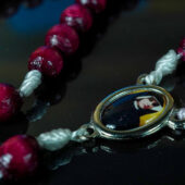 Roter Rosenkranz aus dem Heiligtum der heiligen Faustyna Kowalska inklusive einer Reliquie ihres Gewandes. - Image 5