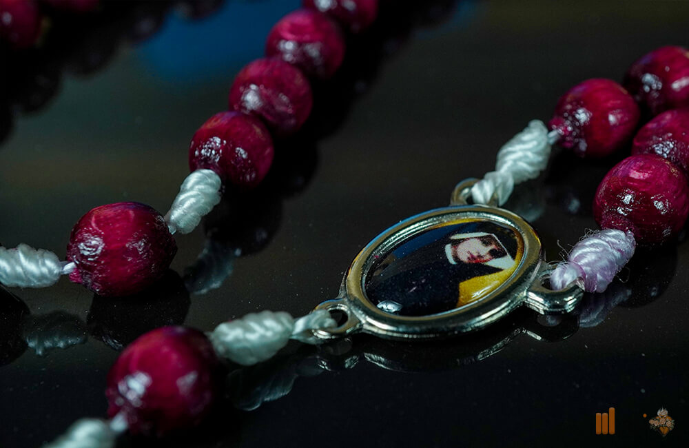 Roter Rosenkranz der heiligen Faustyna inklusive einer Reliquie (8)