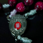 Roter Rosenkranz aus dem Heiligtum der heiligen Faustyna Kowalska inklusive einer Reliquie ihres Gewandes. - Image 4