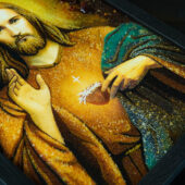 Bernsteinbild – Segnender Jesus im schwarzen Rahmen - Image 8