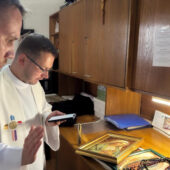 Bernsteinbild – Segnender Jesus im schwarzen Rahmen - Image 12
