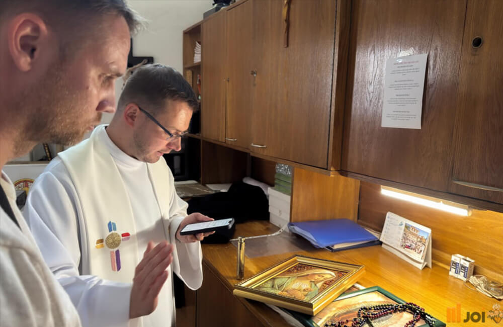 Bernsteinbild – Segnender Jesus im schwarzen Rahmen (8)
